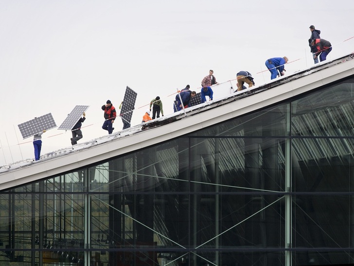 Solarstrom für Wassersoff? Auf den Dächern der Stuttgarter Messe errichtete Green Planet Energy (vormals: Greenpeace Energy) eine 2008 eine der größten PV-Dachanlagen Deutschlands. Ihre 21.132 Module liefern eine Spitzenleistung von 3,8 Megawatt. - © Dirk Wilhelmy / Green Planet Energy
