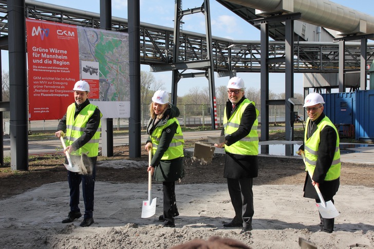 MVV-Technikvorstand  Hansjörg Roll,  Umweltministerin Thekla Walker, Oberbürgermeister  Peter Kurz und GKM-Vorstand Holger Becker beim Spatenstich für die Flußwärmepumpe. - © AGFW
