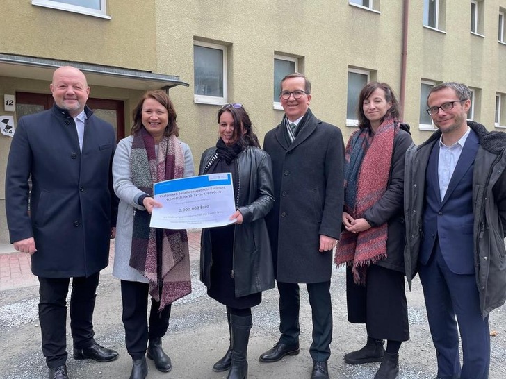 Von links nach rechts: Alexander Schulze (Bürgermeister Greiz), Energieministerin Anja Siegesmund, Kati Stein (WG Textil Greiz), Frank Emrich (Verband Wohnungswirtschaft Thüringen), Kristina Zimmermann (dena), Emanuel Heisenberg (ecoworks GmbH) - © dena
