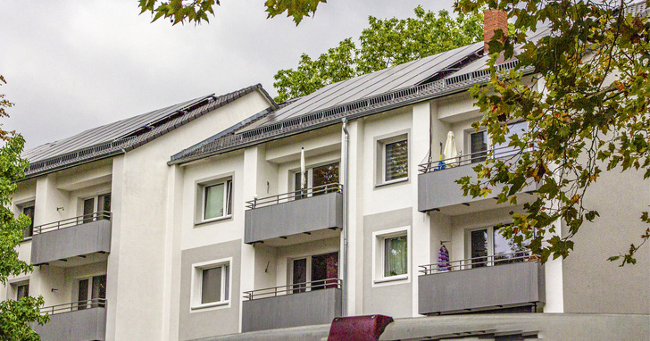 Die Wohnungsgesellschaft Nassauische Heimstätte versorgt in Frankfurt vier ihrer Mietshäuser mit PVT-Wärmepumpenanlagen. - © Bild: Nassauische Heimstätte
