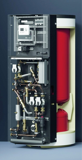 Das Zwei-Speicher-System ETG Luft integriert neben zwei Wassertanks eine Regelung, ein Hydraulikset inklusive Heizkreispumpen und elektrischem Heizstab sowie eine Frischwasserstation. - © Bild: August Brötje
