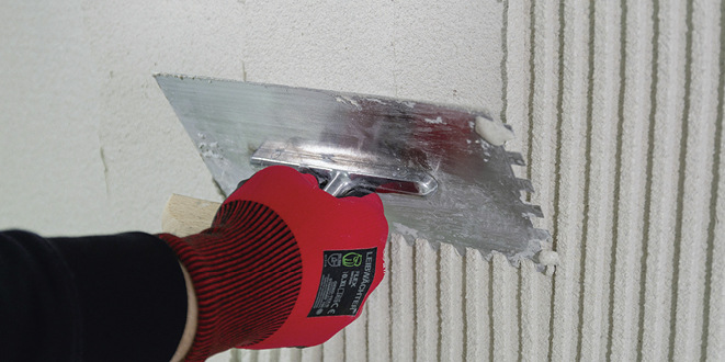 Klebe-und Armierungsspachtel sorgt im Sockel auch für Feuchteschutz.