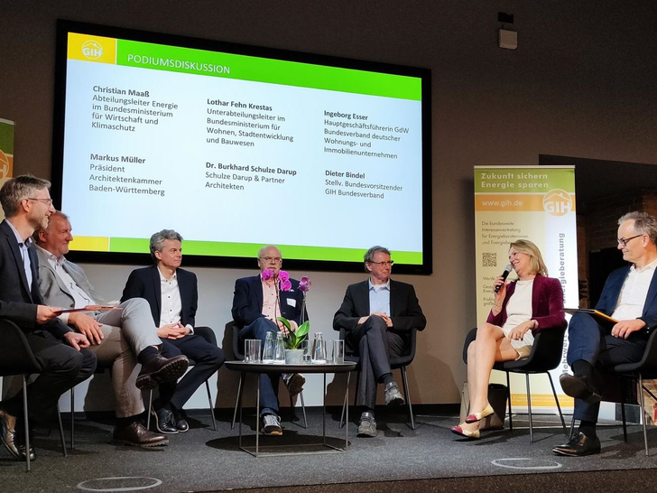 Auf dem Podium des 10. GIH-Bundeskongresses suchten Vertreter:innen aus Politik, Verbänden und Wirtschaft nach Lösungen für die Probleme in der Bauwirtschaft.