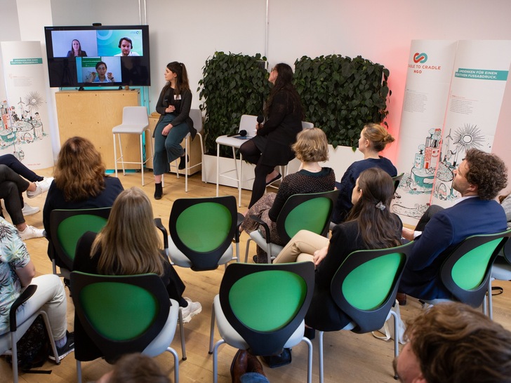 Mehr als 250 Personen nahmen am C2C-Summit "Kommunen der Zukunft gestalten" am 12. Mai 2022 in Berlin teil, davon 70 vor Ort.