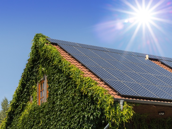 Je mehr Solarstrom vom eigenen Dach kommt, desto mehr Energie verbrauchen die Haushalte häufig. Forschende empfehlen daher, energiesparendes Verbrauchsverhalten zu stärken, unter anderem durch Hinweise in der Energieberatung und mehr finanzielle Anreize. - © OFC Pictures - stock.adobe.com

