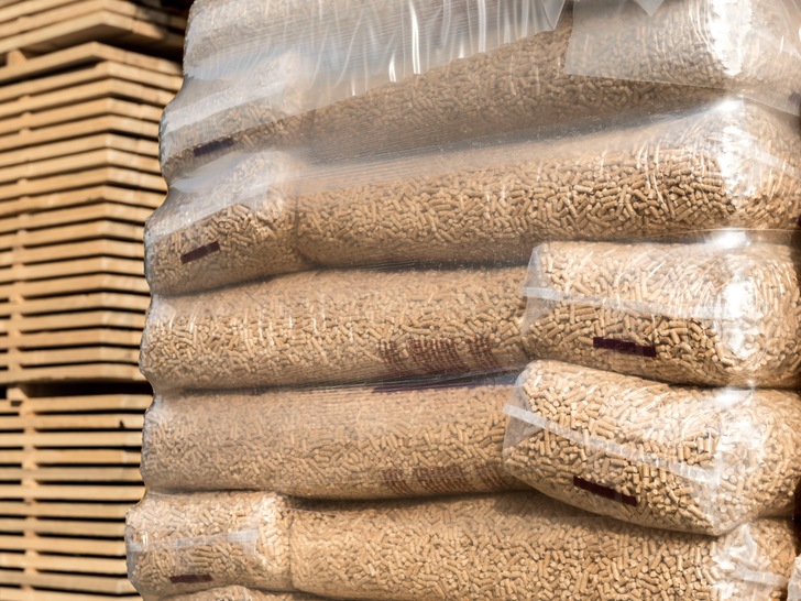 Zur Preisentwicklung von Brennstoffen hat sich das Deutsche Pelletinstitut geäußert: Pellets seien zwar von allgemeinen Preissteigerungen betroffen, doch würden sie weiterhin deutlich weniger kosten als fossile Brennstoffe.