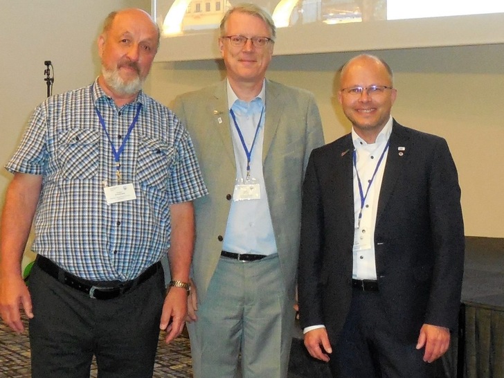 Hermann Dannecker (DEN), Adrian Joyce (Renovate Europe) und Ralf Pasker (EAE) beim 6. European ETICS Forum in Prag. - © European ETICS Forum / DEN
