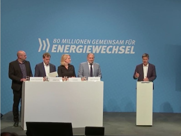 Wirtschaftsminister Robert Habeck (rechts) stellt mit Vertreter:innen verschiedener Verbände die Energiespar-Kampagne „80 Millionen gemeinsam für Energiewechsel“ vor.
