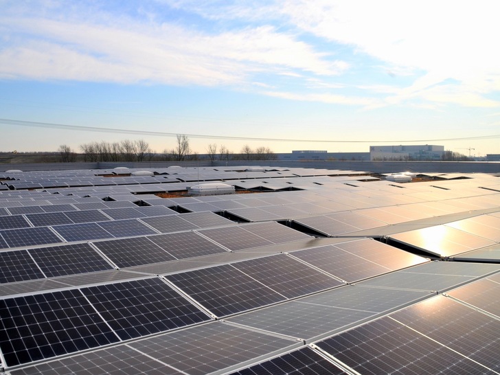 Mit 512 Kilowatt gehört die Photovoltaikanlage auf dem Kühlhaus des Lebensmittelhändlers Marker zu den leistungsstärksten in Hamburg.