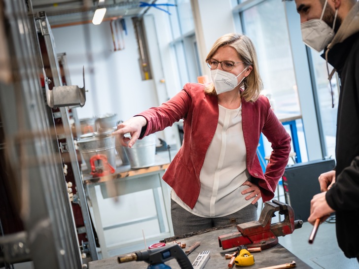 Österreichs Klimaschutzministerin Leonore Gewessler will raus aus Gas und Öl.