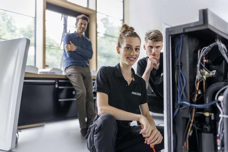 Ein Ergebnis vom Wärmepumpengipfel: Handwerk und Hersteller wollen mehr Fachkräfte für die Installation ausbilden.