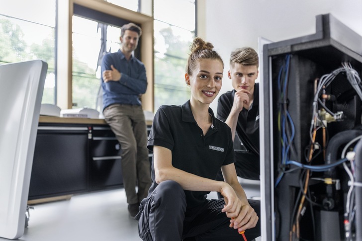 Ein Ergebnis vom Wärmepumpengipfel: Handwerk und Hersteller wollen mehr Fachkräfte für die Installation ausbilden. - © Stiebel Eltron
