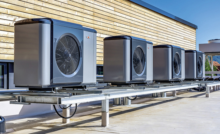 Team Wärmepumpe: Damit das Zusammenspiel bei einer Kaskadenanlage funktioniert, braucht es eine geeignete Steuerung.