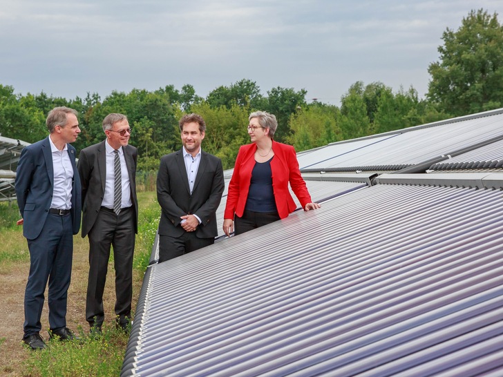 von links: Solarverbandschef Carsten Körnig, Potsdams Bürgermeister Burkhard Exner und Firmenchef Moritz Ritter von Ritter Energie- und Umwelttechnik diskutieren mit Bundesbauministerin Klara Geywitz die Chancen der Solarthermie in Wärmenetzen.