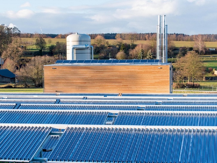 Die Hunsrück-Gemeinde Ellern betreibt seit 2019 ein solares Wärmenetz. - © Guido Bröer
