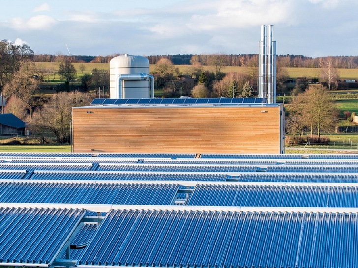 Die Hunsrück-Gemeinde Ellern betreibt seit 2019 ein solares Wärmenetz.