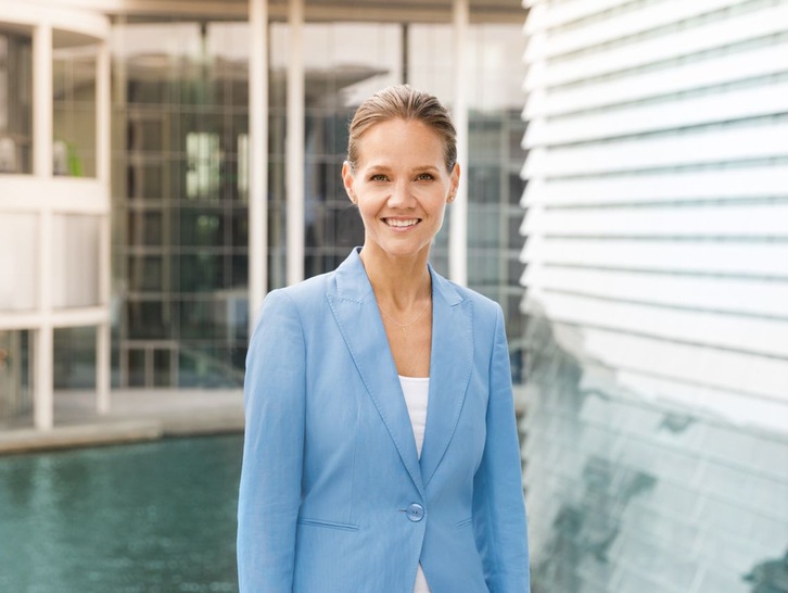 DUH-Bundesgeschäftsführerin Barbara Metz setzt sich mit Architects for Future für eine nachhaltige Bauwende ein, die das Umbauen zum Standard macht und den gesamten Lebenszyklus von Gebäuden einbezieht.