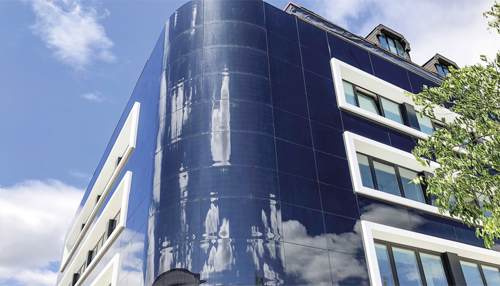 S﻿unovation, Hersteller von Funktionsgläsern für besondere Gestaltungsaufgaben, hat individuell gefertigte Glas-Glas-Module für die Photovoltaik­fassade des MVZ Diagnostikzentrums in Marburg geliefert. - © Bild: Sunovation
