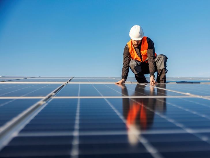 Das novellierte Energiesicherungsgesetz zieht die für den 1. Januar 2022 bereits beschlossene Abschaffung der sogenannten 70-Prozent-Regelung für PV-Neuanlagen bis einschließlich 25 Kilowatt installierter Leistung vor.