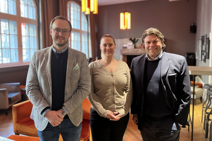 Den Vorstand des neuen Industrieverbands Lehmbaustoffe bilden (von links) Maximilian Breidenbach von Claytec Lehmbaustoffe, Lea Hart von Hart Keramik und Thomas Bader von Lehmorange.