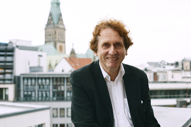 Michael Braungart: „Wir verstehen unter Umweltschutz, dass wir weniger zerstören: weniger Auto fahren, weniger Müll machen, weniger Wasser verbrauchen. Das reicht aber nicht aus. Um Umwelt und Klima wirksam zu schützen, müssen dahin kommen, dass wirklich alle Bestandteile eines Produkts endlos wiederverwertet werden können – und zwar ohne jegliche Qualitätseinbuße."