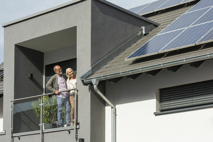 Seit 1. Januar 2023 greift die Solar-Pflicht im Südwesten Deutschlands auch für bestehende Gebäude, wenn das Dach grundlegend saniert wird. - © Zukunft Altbau
