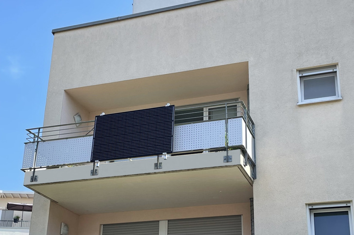 Eine Balkonsolaranlage mit einem 370-Watt-Photovoltaikmmodul liefert – je nach Bedingungen und Standort in Deutschland – zwischen 300 und 400 Kilowattstunden Strom pro Jahr. - © Green Akku
