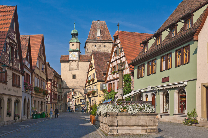 In historischen Altstädten wie hier in Rothenburg ob der Tauber ist bei der Kombination von Denkmälern und PV Sensibilität gefragt. - © Uwe Graf - stock.adobe.com
