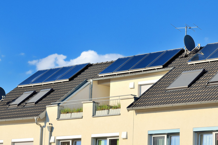 Um 709.000 Quadratmeter ist die in Deutschland installierte Kollektorfläche im vergangenen Jahr gewachsen. Das entspricht einer solarthermischen Leistung von 496 Megawatt oder der Fläche von knapp 100 Fußballfeldern.