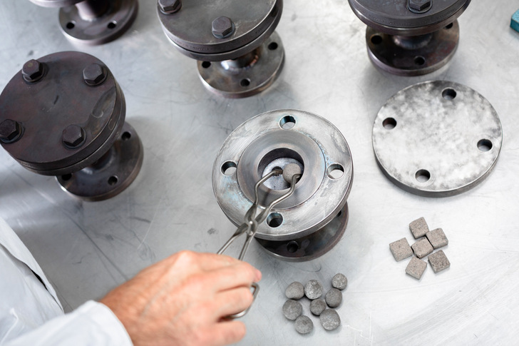 Befüllung der Tiegel mit Füllkörpern und Hochtemperaturmedien zu Testzwecken.