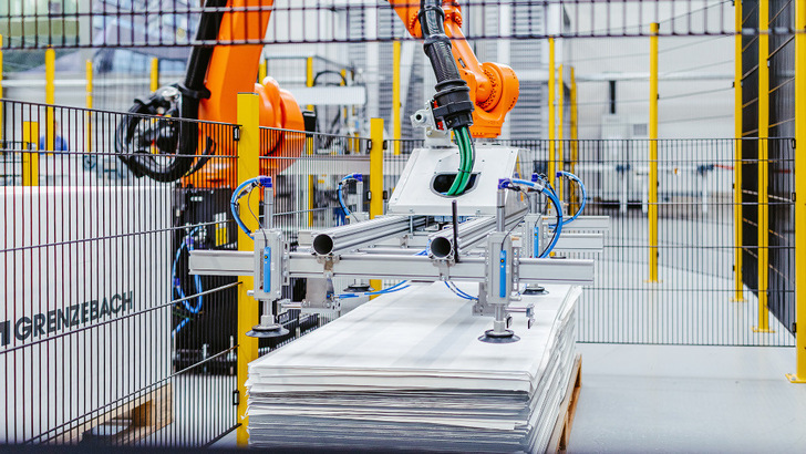 Solarfassaden gelten als Wachstumsmarkt. Eine Studie fordert den Ausbau der Kapazitäten für Erneuerbaren-Technologien in der EU.