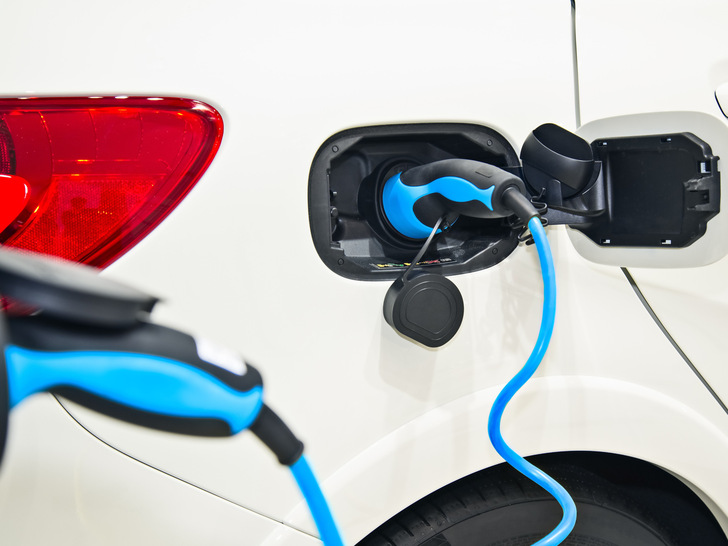 Detail eines E-Autos mit blauem Stecker - © Eisenhans - stock.adobe.com
