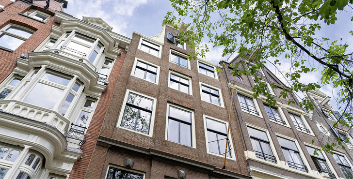 Fineo-Vakuumglas ersetzt in einem Hotel im niederländischen Amsterdam die alten Scheiben, was der historischen Fassade einen zeitgemäßen Dämmwert verschafft. Die originalen Profile und Rahmen konnten erhalten bleiben. - © Bild: Fineo
