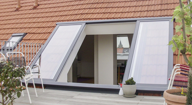 Das Lideko Balkonausstiegsfenster – hier die Premiumvariante – erweitert den nutzbaren Wohnraum auf Dachgeschossebene. - © Bild: Lideko
