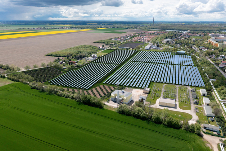 Die Solarthermieanlage Leipzig-West entsteht in unmittelbarer Nachbarschaft zum BHKW Leipzig-West und lässt sich damit leicht an die bestehende Fernwärmeleitung anschließen. - © Leipziger Stadtwerke
