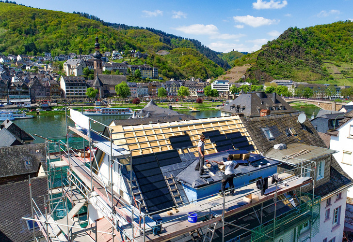 In Baden-Württemberg ist bei neuen Dächern die solare Nutzung Pflicht. - © Rathscheck Schiefer
