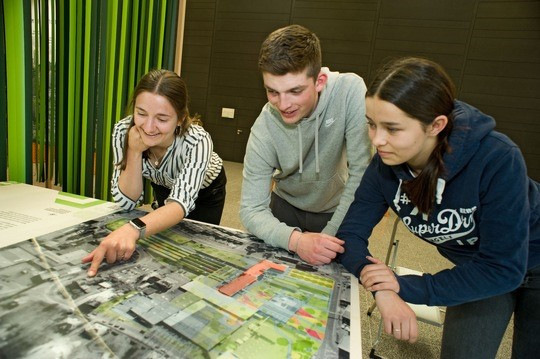 Grün stadt grau: Die Ausstellungen verbinden Stadtkonzepte mit ressourcensparender Technik.  - © Michael Münch/DBU
