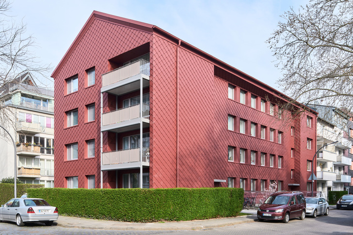 So sieht das viergeschossige Mehrfamilienhaus in Köln-Zollstock nach der seriellen Sanierung aus. Innerhalb weniger Monate ist 992 Quadratmeter klimaneutraler Wohnraum zu weiterhin bezahlbaren Mietpreisen entstanden. - © dena/Jens Willebrand
