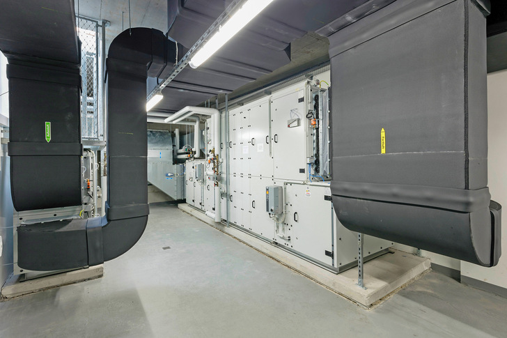 Raumlufttechnische Anlagen können verhindern, dass in Büro- oder Schulräumen keine dicke Luft herrscht. Dazu müssen sie aber richtig funktionieren. Das Qualitätssiegel Raumlufttechnik soll das sicherstellen.