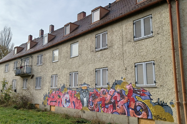 Zu schade für den Müll: Fenster, Türen und andere Bauteile lassen sich auch nach Abriss oft für neue Bauvorhaben wiederverwenden. 