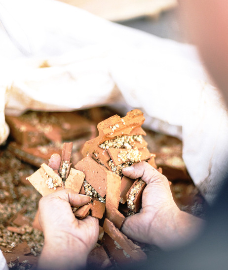 Wertvoller Rohstoff: Aus Ziegelbruch kann nach Vermahlen und Zugabe eines Bindemittels ein „Kaltziegel“ werden, durch Lufttrocknung. - © Bild: Leipfinger Bader
