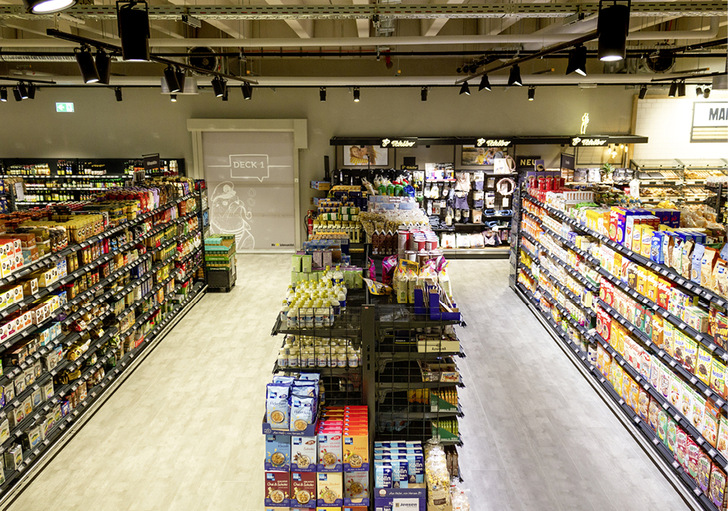 Lebensmittelgeschäfte können ihre Regale mit der Philips StoreFlow e optimal ausleuchten. - © Bild: Signify
