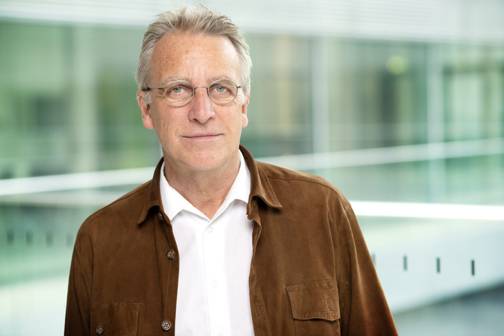 „Ich halte es für wichtig, einen klaren Schnitt zu machen. Das ist am besten durch ein komplett neues Verfahren gegeben“, sagt dena-Aufsichtsratsvorsitzender Stefan Wenzel zur vorgeschlagenen Neuausschreibung des Vorsitzes der dena-Geschäftsführung.