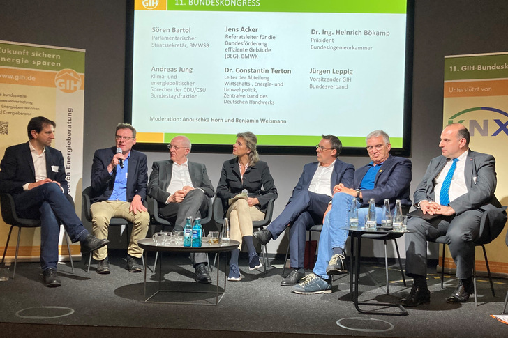Andreas Jung, Jens Acker, Heinrich Bökamp, Moderatorin Anouschka Horn, Sören Bartol, Jürgen Leppig und Constantin Terton (von links nach rechts) diskutierten die Herausforderungen der Wärmewende.