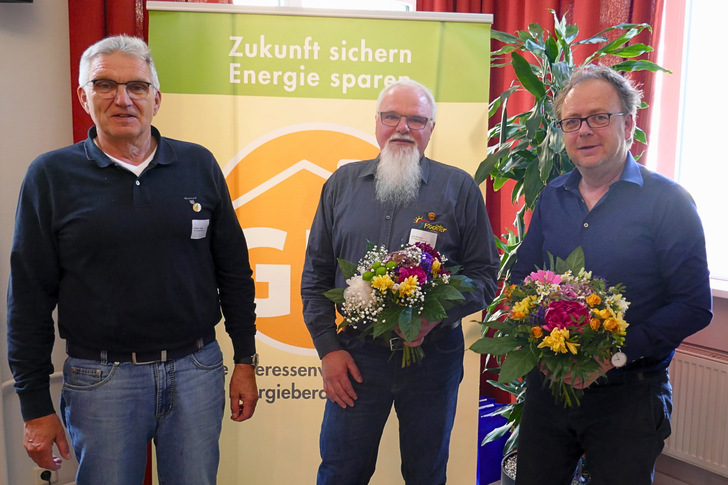 Jürgen Lepig (Links) übergibt den Staffelstab des Bundesvorsitzenden an Stefan Bolln (rechts). Jörg Bochtler (Mitte) ist im neuen Vorstand für Dokumentation zuständig. - © GIH
