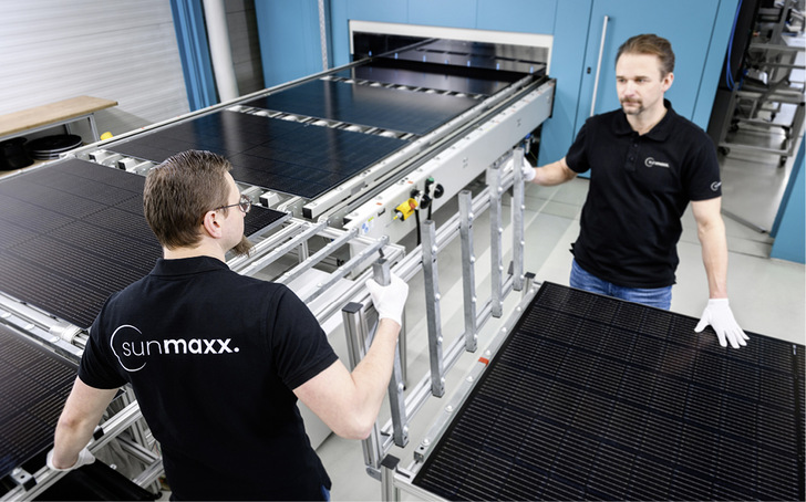 Bald in Serienfertigung: Über die Zweifachnutzung der Sonnenenergie dienen die PVT-Kollektoren PX-1 als geräuschlose und effektive Energiequelle für Sole-Wärmepumpen. - © Bild: Sunmaxx PVT
