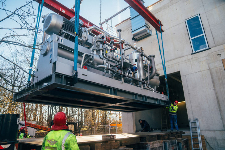 Die Stadtwerke Rosenheim haben vor zwei Jahren drei Großwärmepumpen mit je 1,5 Megawatt Leistung installiert, um die Wärme des Mühlbachs zur Fernwärmeerzeugung nutzen zu können.