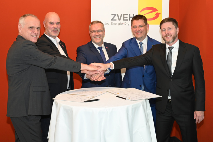 (v. l. n. r.): Dietrich Asche (BIV Kälte-Geschäftsführer), Heribert Baumeister (BIV Kälte-Bundesinnungsmeister), Jörg Dittrich (ZDH-Präsident), Stefan Ehinger (ZVEH-Präsident) und Alexander Neuhäuser (ZVEH-Hauptgeschäftsführer)