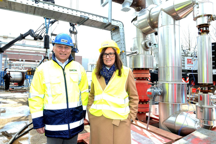 Dekarbonisierung der Wärmenetze mit Erdwärme: Die isländische Botschafterin María Erla Marelsdóttir ließ sich Münchens jüngste (und Deutschlands größte) Geothermieanlage zeigen. Helge-Uve Braun, Technischer Geschäftsführer der Stadtwerke München (SWM) und Präsident des Bundesverbands Geothermie, erläuterte ihr die Anlage.