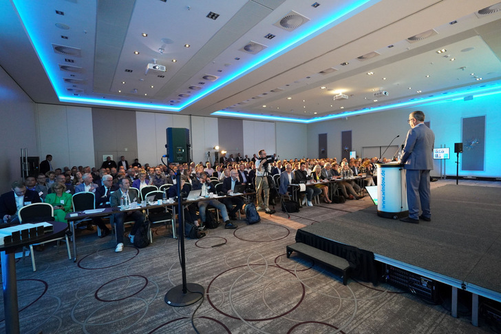 Volles Haus: Der Jahreskongress des VFF, des Verbandes Fenster und Fassade, hier die Eröffnungsveranstaltung, war überaus gut besucht. 